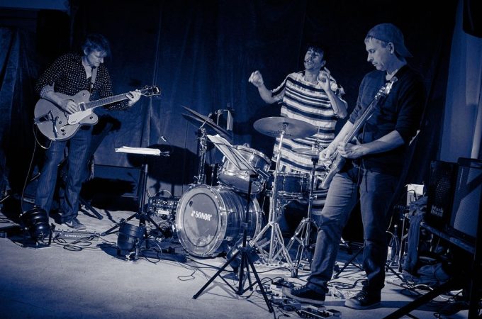 (c)HR ArchivNr: 405_221007_020 / 07.10.2022 / Ebersberg, Kunstverein, Studio an der Rampe, Konzert von "Picnic", Sean Noonan (dr), Norbert Bürger (g), Christian Schantz (b,bg,eb)