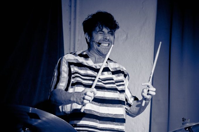 (c)HR ArchivNr: 405_221007_032 / 07.10.2022 / Ebersberg, Kunstverein, Studio an der Rampe, Konzert von "Picnic", Sean Noonan (dr), Norbert Bürger (g), Christian Schantz (b,bg,eb)