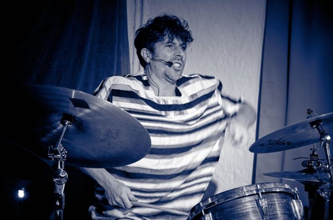 (c)HR ArchivNr: 405_221007_038 / 07.10.2022 / Ebersberg, Kunstverein, Studio an der Rampe, Konzert von "Picnic", Sean Noonan (dr), Norbert Bürger (g), Christian Schantz (b,bg,eb)