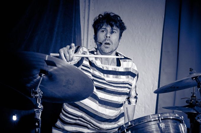 (c)HR ArchivNr: 405_221007_039 / 07.10.2022 / Ebersberg, Kunstverein, Studio an der Rampe, Konzert von "Picnic", Sean Noonan (dr), Norbert Bürger (g), Christian Schantz (b,bg,eb)