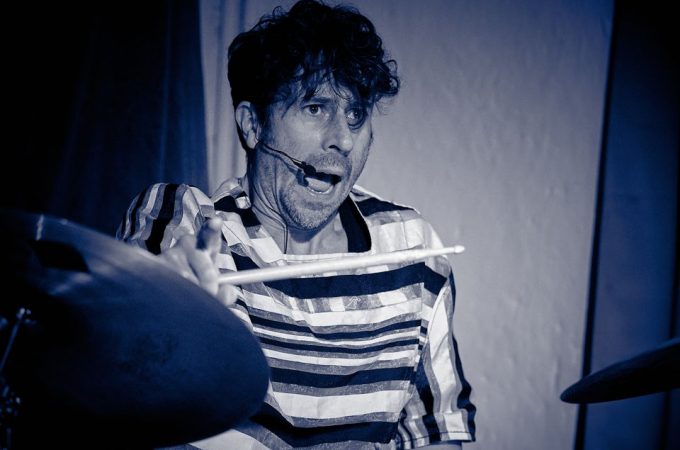 (c)HR ArchivNr: 405_221007_041 / 07.10.2022 / Ebersberg, Kunstverein, Studio an der Rampe, Konzert von "Picnic", Sean Noonan (dr), Norbert Bürger (g), Christian Schantz (b,bg,eb)