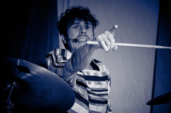 (c)HR ArchivNr: 405_221007_042 / 07.10.2022 / Ebersberg, Kunstverein, Studio an der Rampe, Konzert von "Picnic", Sean Noonan (dr), Norbert Bürger (g), Christian Schantz (b,bg,eb)