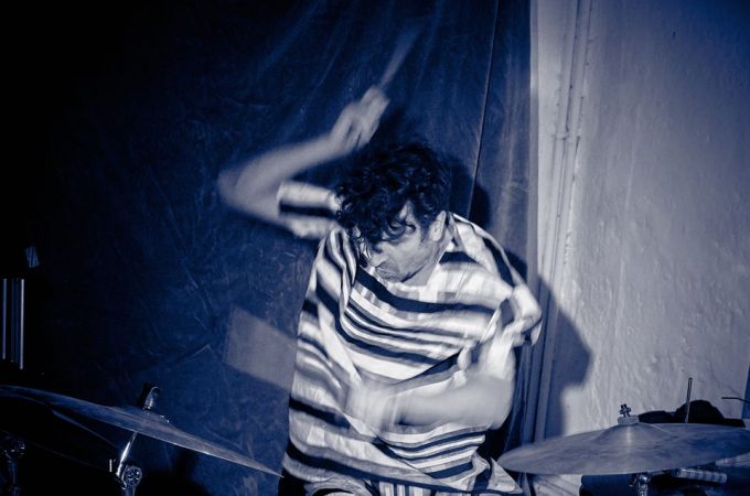 (c)HR ArchivNr: 405_221007_051 / 07.10.2022 / Ebersberg, Kunstverein, Studio an der Rampe, Konzert von "Picnic", Sean Noonan (dr), Norbert Bürger (g), Christian Schantz (b,bg,eb)