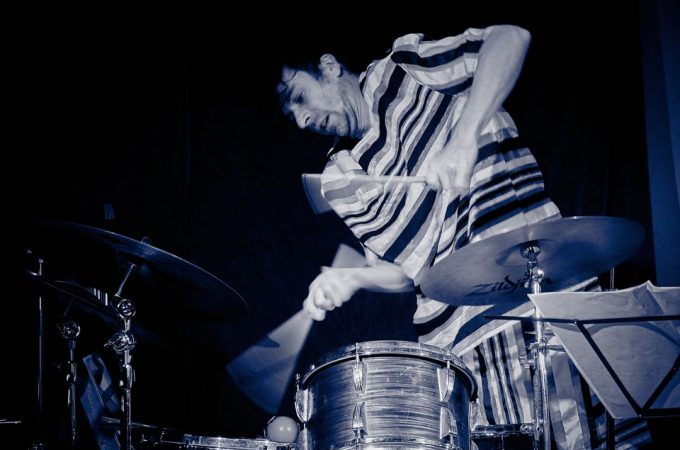 (c)HR ArchivNr: 405_221007_055 / 07.10.2022 / Ebersberg, Kunstverein, Studio an der Rampe, Konzert von "Picnic", Sean Noonan (dr), Norbert Bürger (g), Christian Schantz (b,bg,eb)