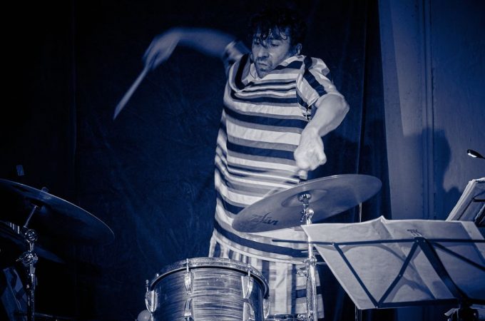 (c)HR ArchivNr: 405_221007_059 / 07.10.2022 / Ebersberg, Kunstverein, Studio an der Rampe, Konzert von "Picnic", Sean Noonan (dr), Norbert Bürger (g), Christian Schantz (b,bg,eb)