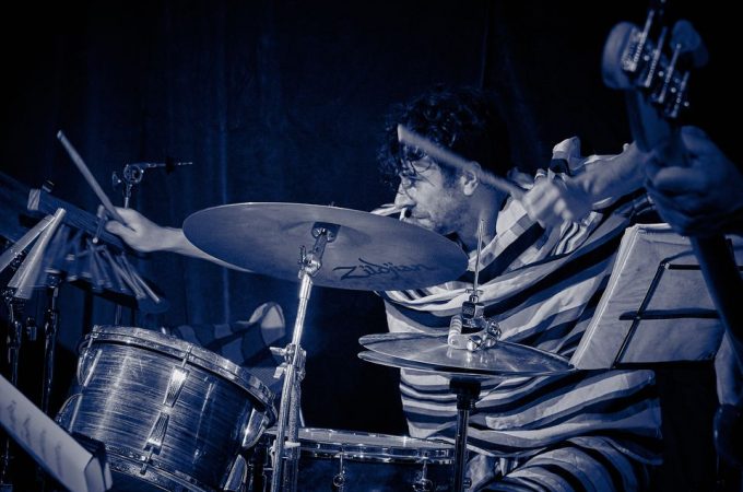 (c)HR ArchivNr: 405_221007_062 / 07.10.2022 / Ebersberg, Kunstverein, Studio an der Rampe, Konzert von "Picnic", Sean Noonan (dr), Norbert Bürger (g), Christian Schantz (b,bg,eb)