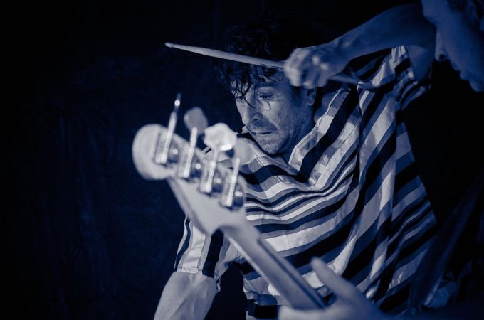 (c)HR ArchivNr: 405_221007_064 / 07.10.2022 / Ebersberg, Kunstverein, Studio an der Rampe, Konzert von "Picnic", Sean Noonan (dr), Norbert Bürger (g), Christian Schantz (b,bg,eb)