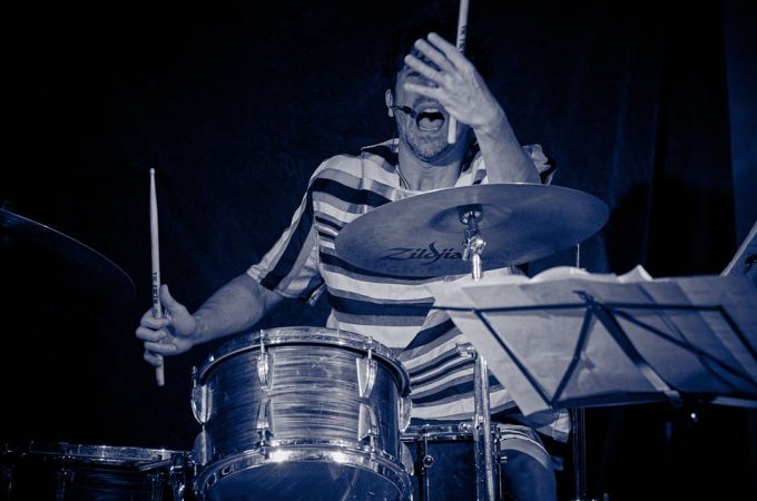 (c)HR ArchivNr: 405_221007_082 / 07.10.2022 / Ebersberg, Kunstverein, Studio an der Rampe, Konzert von "Picnic", Sean Noonan (dr), Norbert Bürger (g), Christian Schantz (b,bg,eb)