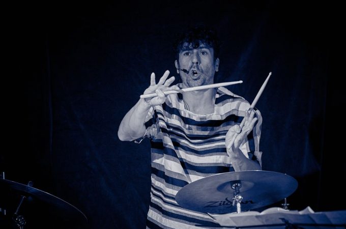 (c)HR ArchivNr: 405_221007_089 / 07.10.2022 / Ebersberg, Kunstverein, Studio an der Rampe, Konzert von "Picnic", Sean Noonan (dr), Norbert Bürger (g), Christian Schantz (b,bg,eb)