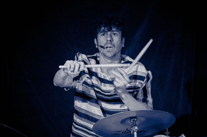 (c)HR ArchivNr: 405_221007_092 / 07.10.2022 / Ebersberg, Kunstverein, Studio an der Rampe, Konzert von "Picnic", Sean Noonan (dr), Norbert Bürger (g), Christian Schantz (b,bg,eb)