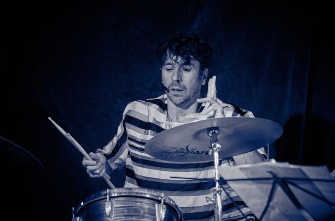 (c)HR ArchivNr: 405_221007_099 / 07.10.2022 / Ebersberg, Kunstverein, Studio an der Rampe, Konzert von "Picnic", Sean Noonan (dr), Norbert Bürger (g), Christian Schantz (b,bg,eb)