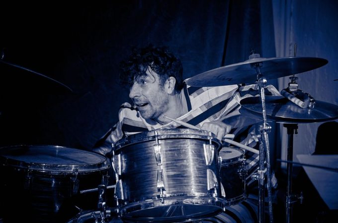 (c)HR ArchivNr: 405_221007_118 / 07.10.2022 / Ebersberg, Kunstverein, Studio an der Rampe, Konzert von "Picnic", Sean Noonan (dr), Norbert Bürger (g), Christian Schantz (b,bg,eb)