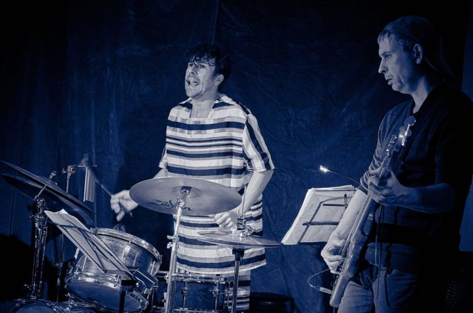 (c)HR ArchivNr: 405_221007_129 / 07.10.2022 / Ebersberg, Kunstverein, Studio an der Rampe, Konzert von "Picnic", Sean Noonan (dr), Norbert Bürger (g), Christian Schantz (b,bg,eb)