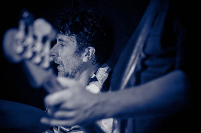 (c)HR ArchivNr: 405_221007_131 / 07.10.2022 / Ebersberg, Kunstverein, Studio an der Rampe, Konzert von "Picnic", Sean Noonan (dr), Norbert Bürger (g), Christian Schantz (b,bg,eb)