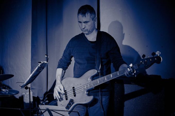 (c)HR ArchivNr: 405_221007_132 / 07.10.2022 / Ebersberg, Kunstverein, Studio an der Rampe, Konzert von "Picnic", Sean Noonan (dr), Norbert Bürger (g), Christian Schantz (b,bg,eb)