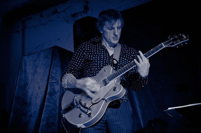 (c)HR ArchivNr: 405_221007_140 / 07.10.2022 / Ebersberg, Kunstverein, Studio an der Rampe, Konzert von "Picnic", Sean Noonan (dr), Norbert Bürger (g), Christian Schantz (b,bg,eb)