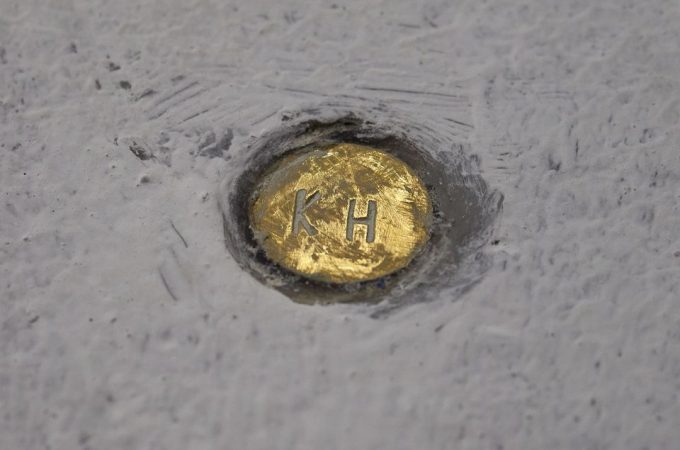 (c)HR ArchivNr: 882_221001_038 / 01.10.2022 / Ebersberg, Altstadtpassage, Garagen, Kunstverein Ebersberg, "La Garaasch", Residency-Projekt mit wechselnden Gastkünstler:innen. 15. April bis 15. Oktober 2022. hier: Anja Uhlig, Seedbanks, Detail der limitierten "Klohäuschen Gedenkmünze" im Garagenboden eingelassen.